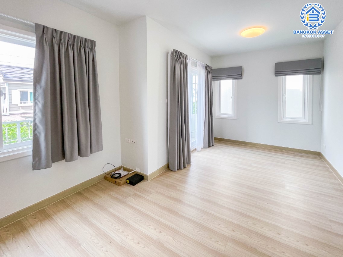 บ้านแฝดมือสอง ม.เดอะวิลเลจ กาญจนาภิเษก-ราชพฤกษ์2 เนื้อที่กว้าง 36.90 ตร.ว. ฟังก์ชัน 3 ห้องนอน 2 ห้องน้ำ 2 ที่จอดรถ บ้านสภาพใหม่พร้อมเข้าอยู่ ตั้งบนทำเลแห่งการเดินทาง เชื่อมต่อถนนบางกรวย-ไทรน้อย, ถนนกาญจนาภิเษก, ถนนชัยพฤกษ์ จองด่วน!